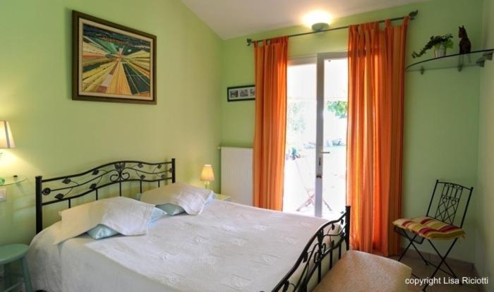 Les Hotes De La Combe Mouis Creissan Szoba fotó