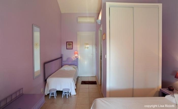 Les Hotes De La Combe Mouis Creissan Szoba fotó
