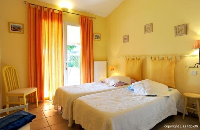 Les Hotes De La Combe Mouis Creissan Szoba fotó