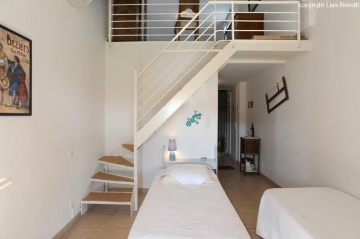 Les Hotes De La Combe Mouis Creissan Szoba fotó